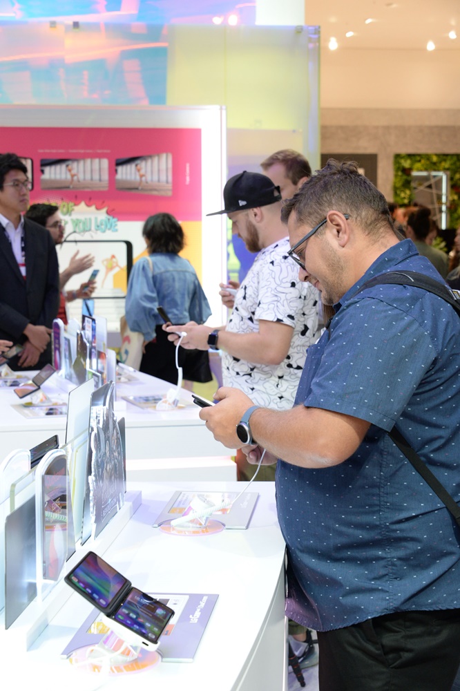 관람객들이 LG전자의 하반기 전략 스마트폰 LG V50S 씽큐(해외명 LG G8X 씽큐)와 새로운 듀얼스크린을 살펴보고 있다. [사진=LG전자]