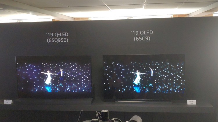 LG전자가 2019년형 QLED 8K 제품(왼쪽)과 OLED 4K 제품의 화질을 비교 시연하고 있다. QLED 8K 제품에서 보랏빛으로 번진 검은색 화면을 확인할 수 있다.