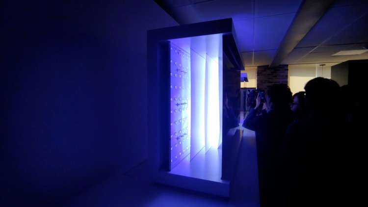 17일 서울 여의도 LG트윈타워에서 열린 LG전자 디스플레이 기술설명회에서 LG전자가 QLED 패널 뒷면에 놓인 백라이트 설계를 설명한 구조물을 전시하고 있다.