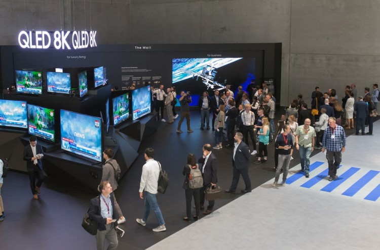 지난 9월 독일 베를린에서 열린 유럽최대 가전전시회 'IFA 2019' 에서 관람객들이 삼성전자의 QLED 8K TV를 살펴보고 있다. [사진=삼성전자]