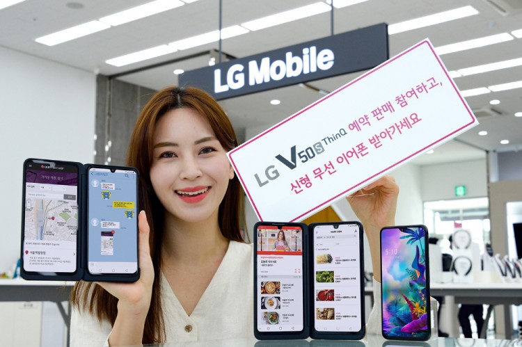 LG전자 모델이 LG V50 ThinQ와 신형 LG 듀얼 스크린을 소개하고 있다. [사진=LG전자]