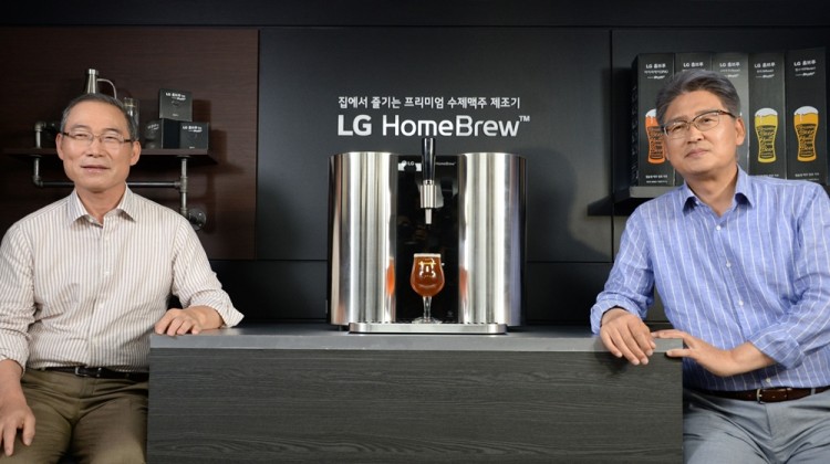 지난 7월 15일 송대현 H&A사업본부장 사장(왼쪽)과 김정태 LG전자 한국B2C그룹장 전무가 주한 영국대사관에서 세계 첫 캡슐형 수제맥주제조기 'LG 홈브루'를 소개하고 있다. [사진=LG전자]