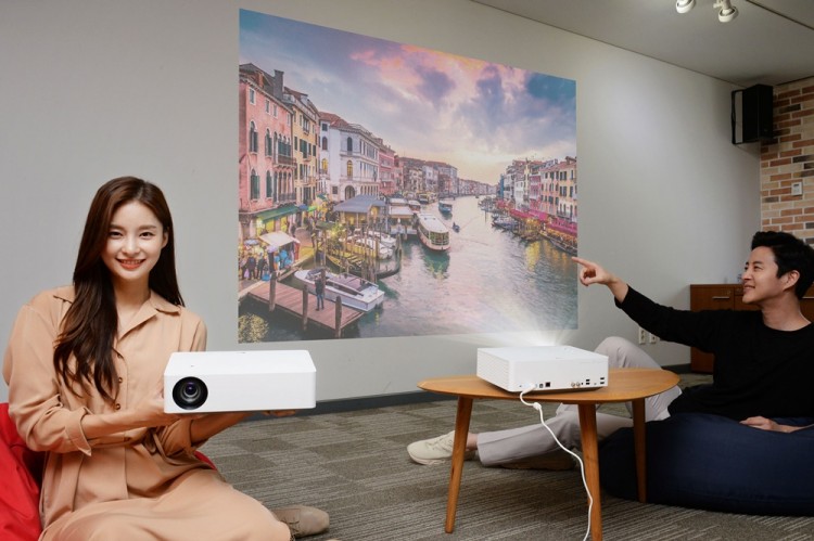 서울 여의도 LG트윈타워에서 모델들이 'LG 시네빔 4K' 프로젝터가 구현하는 초대형 화면으로 영상을 즐기고 있다. [사진=LG전자]