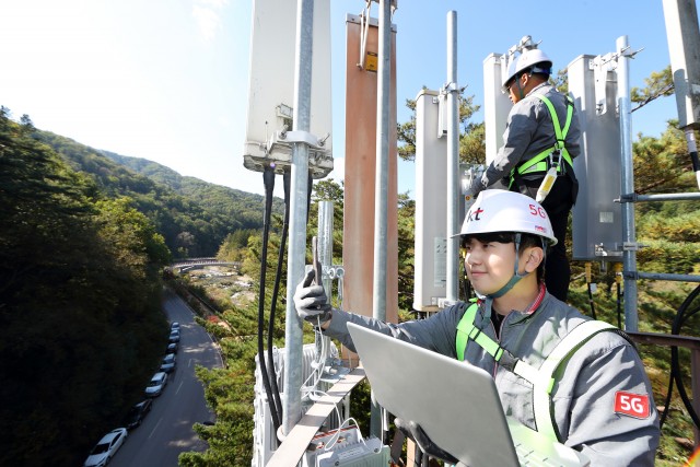 KT 네트워크부문 직원들이 강원도 오대산 내 월정사에서 5G 네트워크 품질을 점검하고 있다.