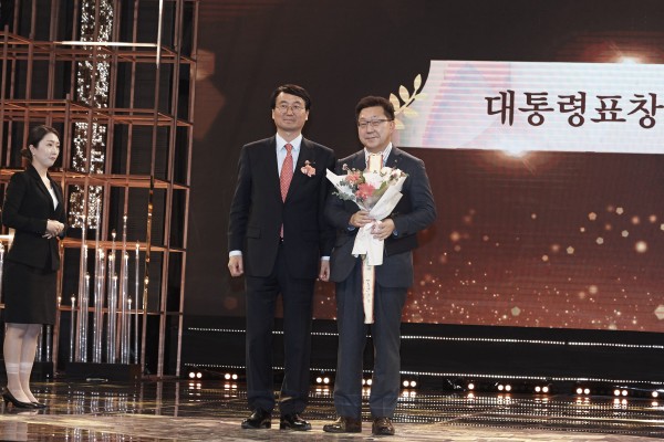  (주)아모레퍼시픽이 나눔국민대상 대통령상을 받았다. 대외협력실장 김정호 전무(오른쪽)
