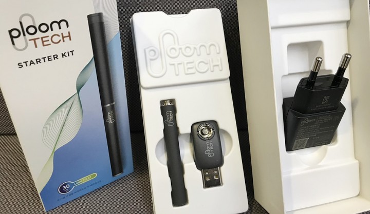 배터리, USB충전기, 어댑터(왼쪽부터)로 구성된 ‘플룸테크 스타터 키트’.