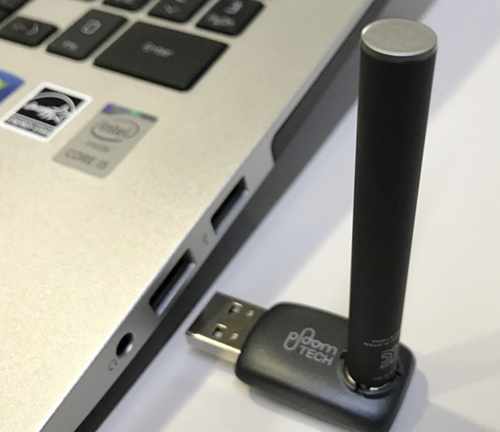 USB충전기에 배터리를 꽂은 후 노트북이나 PC USB 삽입구에 넣어 충전하면 된다.