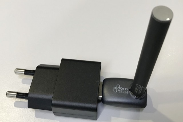 USB충전기에 배터리를 꽂은 후댑터에 삽입하면 전기 충전도 가능하다.