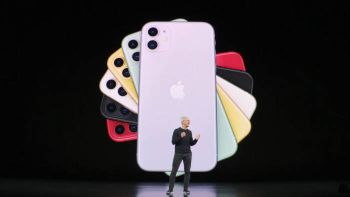 팀쿡 애플 CEO가 6가지 새로운 색상의 아이폰11을 소개하고 있다. [사진=애플]