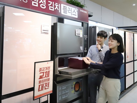 롯데하이마트 대치점에서 고객들이 스탠드형 김치냉장고를 살펴보고 있다. 출처=롯데하이마트
