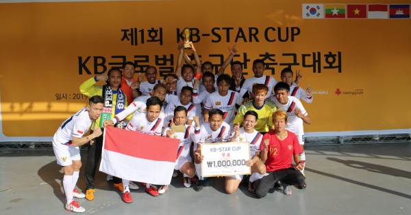지난 20일, 국민은행 천안연수원에서 열린 'KB Star Cup 축구대회'에서 우승을 차지한 인도네시아(안산)팀이 기념촬영을 하고 있다.