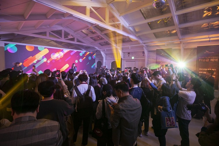 서울 성수동의 창고형 갤러리 '피어 59 스튜디오'’에서 열린 아이폰 11 시리즈 론칭 쇼케이스 ‘디스트릭트 0’에서 가수 헤이즈가 11분 미니 콘서트를 열고 있다. [사진=SK텔레콤]