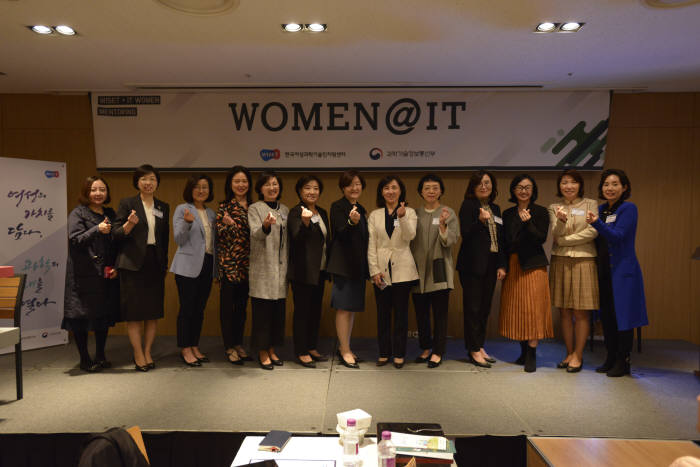 'WOMEN@IT'에서는 IT업계의 여성리더들이 멘토로 참여해 다양한 커리어 노하우를 후배들에게 전수했다.