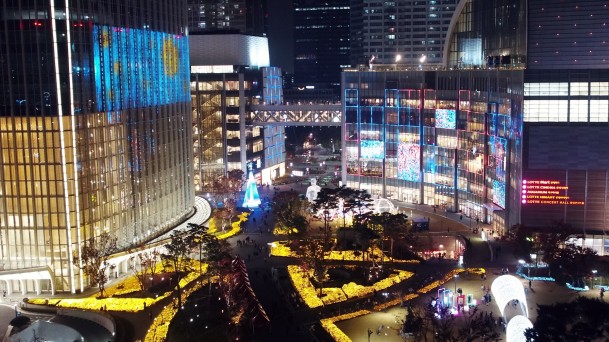 롯데월드타워 아레나광장에서 크리스마스 멀티미디어 쇼가 펼쳐지고 있다. 출처=롯데물산