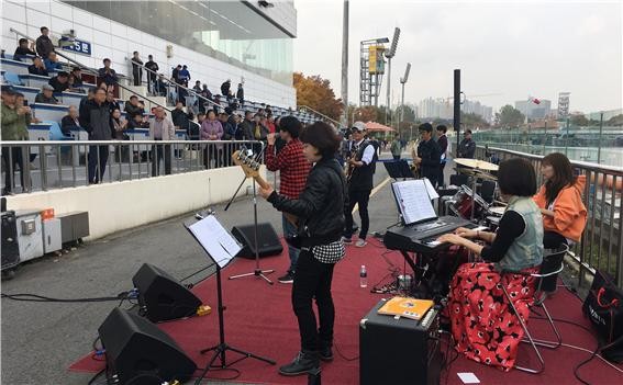 경정 선수들이 미사 경정장 수변 무대에서 고객들을 대상으로 콘서트를 열었다.