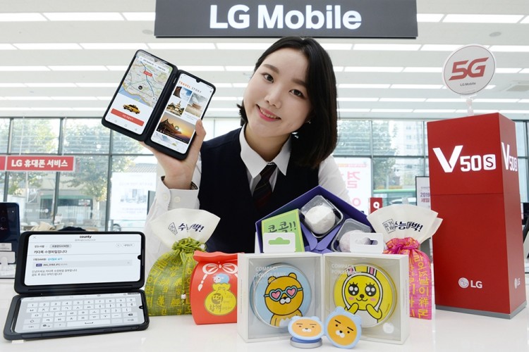 LG전자 모델이 LG베스트샵 서울양평점에 위치한 모바일 코너에서 수험생 특별 구매혜택을 소개하고 있다. [사진=LG전자]