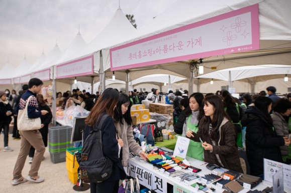 지난 10일 환경재단과 함께 개최한 '2019 에코페스트 인 서울'에서 롯데홈쇼핑으로부터 기부된 인기상품을 할인가에 선보이는 에코마켓을 운영했다. 출처=롯데홈쇼핑