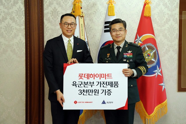 롯데하이마트가 12일 육군본부에 3000만원 상당의 가전제품을 기증했다. 이동우 롯데하이마트 대표(왼쪽)와 서욱 육군참모총장이 기념촬영을 하고 있다.