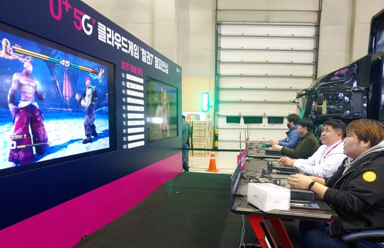 U+5G 클라우드 게임 '철권7' 챔피언십에서 관람객들이 대전을 벌이고 있다. [사진=LG유플러스]