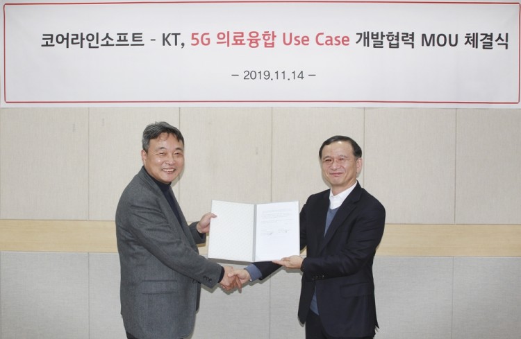 서울 서초구 우면동에 위치한 KT 5G 오픈랩에서 이선우 KT 인프라연구소장(오른쪽)과 최정필 코어라인소프트 대표가 MOU를 체결하고 있다 .[사진=KT]