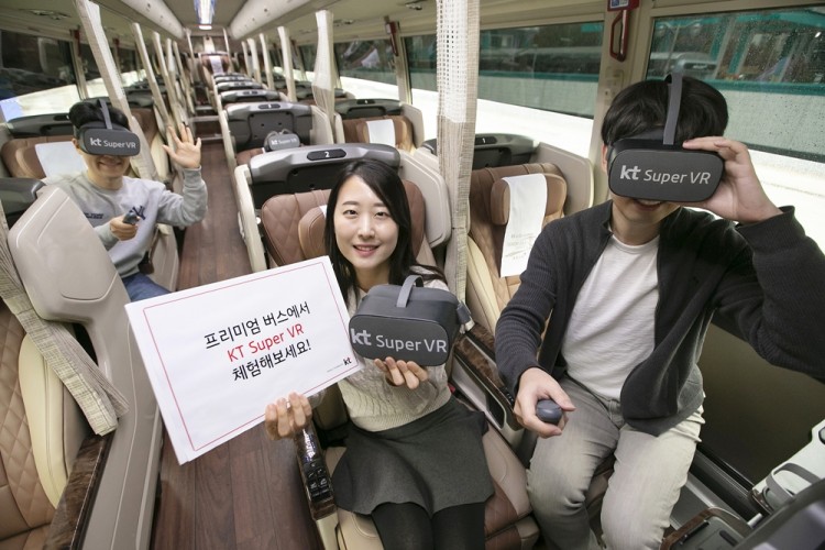 KT 모델들이 고속버스에 탑승해 슈퍼 VR 시범 서비스를 체험하고 있다. [사진=KT]