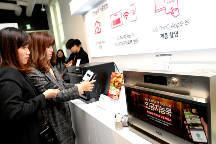 LG전자가 주최한 블라인드 시식행사 참가자들이 LG 씽큐 앱을 활용해 인공지능쿡 기능을 사용하고 있다. [사진=LG전자]