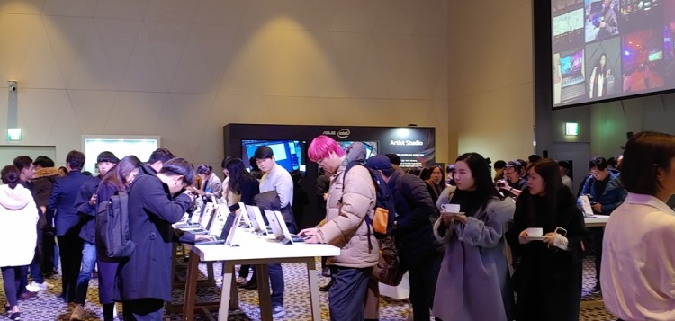 28일 오후 서울 드래곤시티 호텔에서 개최된 젠북 패밀리 행사에 참여한 방문객들이 에이수스의 다양한 제품들을 체험하고 있다.