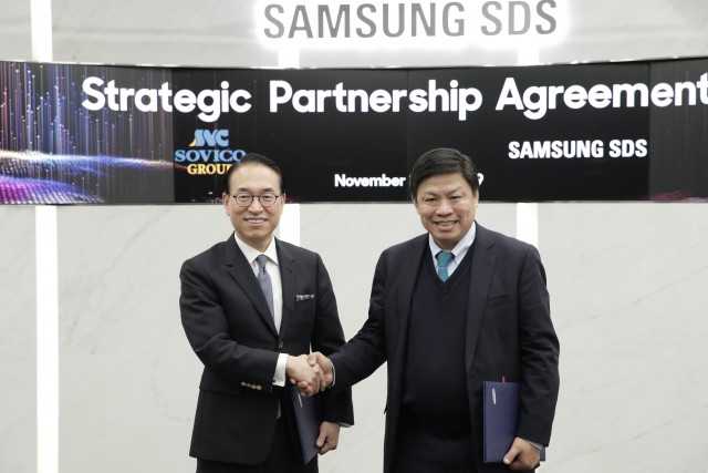 홍원표 삼성SDS 대표(왼쪽)와 소비코 그룹 응웬 탄 훙 회장이 지난 주 삼성SDS 잠실캠퍼스에서 디지털 트랜스포메이션 사업협약을 체결한 후 기념 촬영을 하고 있다.