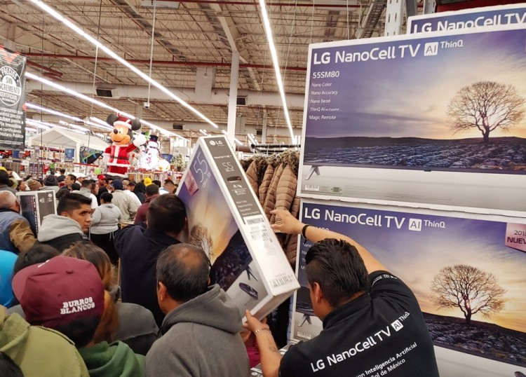 연말 쇼핑시즌을 맞아 멕시코시티의 샘스클럽 매장을 찾은 고객들이 올레드 TV, 나노셀 TV 등 LG TV를 구입하기 위해 대기하고 있다. [사진=LG전자]