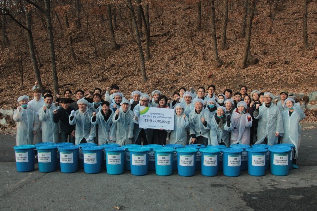 컬컴코리아 임직원들이 초록우산 어린이재단과 함께 김장김치 나눔 행사를 벌인 후 기념 촬영을 하고 있다.