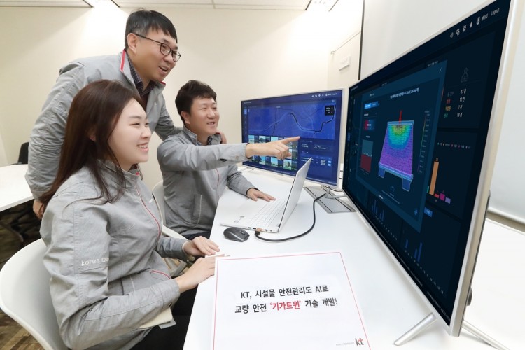 KT 연구원들이 서울시 서초구 우면동에 위치한 KT 융합기술원에서 기가트윈을 활용해 교량 디지털 내하력 측정 실험을 진행하고 있다 [사진=KT]