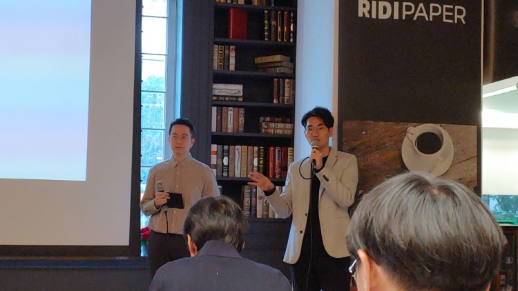 김도훈 리디 페이퍼개발팀 팀장(왼쪽)과 홍진형 리디 페이퍼사업팀 팀장이 기자들 질문에 답하고 있다.