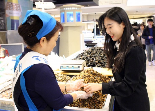12월 6일 롯데백화점 소공동 본점에서 고객들이 여수시 농수특산물을 살펴보는 모습 출처=롯데쇼핑