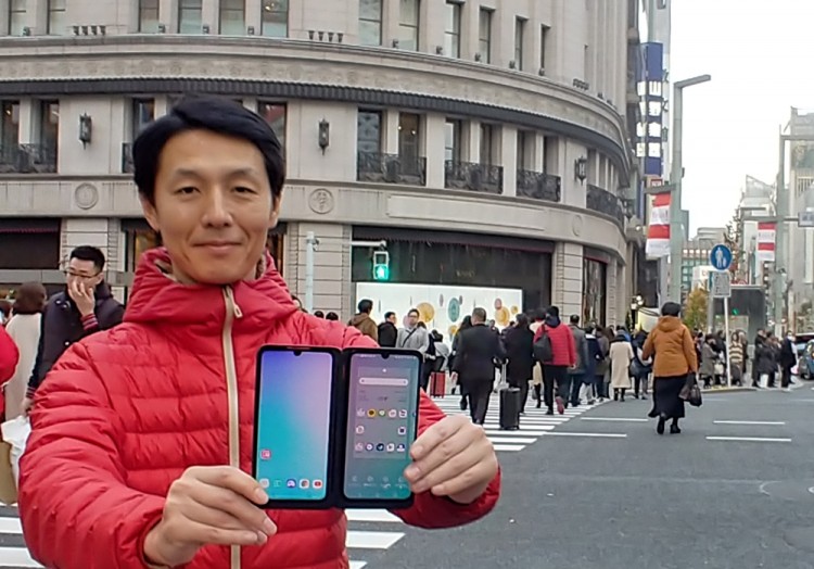 LG전자 일본법인 직원이 일본 도쿄의 유명 번화가 '긴자(Ginza)' 거리에서 LG G8X 씽큐를 소개하고 있다. [사진=LG전자]