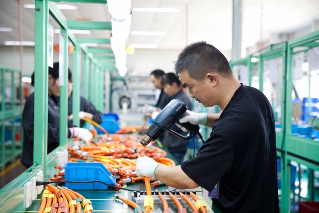 LS EV 코리아 중국 사업장에서 전기차 핵심 부품 가운데 하나인 고전압 하네스를 조립하고 있다.