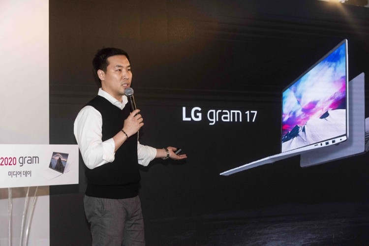 안지상 LG전자 PC 마케팅팀 선임이 ‘2020년형 LG그램17’ 제품을 설명하고 있다. [사진=LG전자]