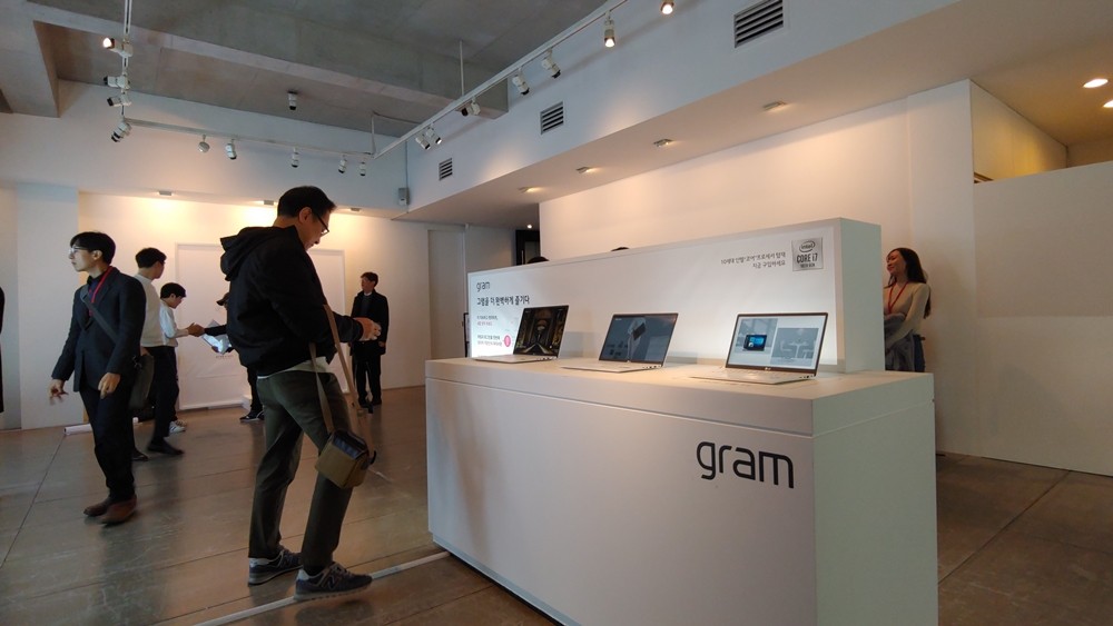 '2020 LG 그램 미디어데이' 방문객들이 신제품을 살피고 있다.
