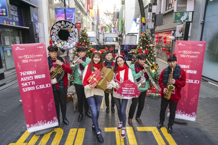 19일 오전 서울 명동 한가운데에서 크리스마스 브라스밴드가 캐럴 공연을 하며 ‘캐럴이 돌아왔다’ 프로젝트를 알리고 있다. [사진=SK텔레콤]