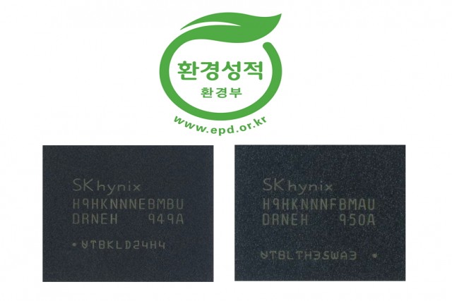 SK하이닉스가 환경부로투버 환경성적표지 인증을 받았다. 사진은 인증을 받은 10나노 저전력DDR4 D램 제품.