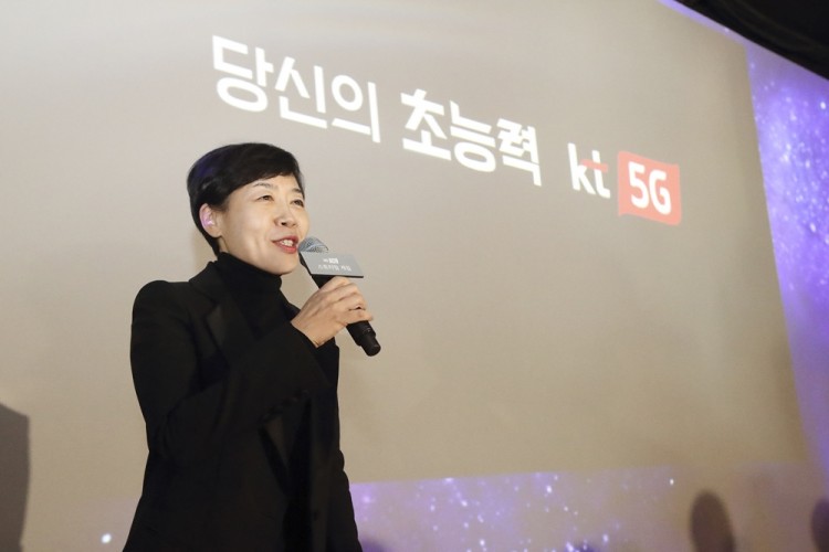 성은미 KT 5G 서비스담당 상무가 고사양 대작 게임을 스마트폰에서 즐길 수 있는 'KT 5G 스트리밍 게임' 서비스를 소개하고 있다. [사진=KT]