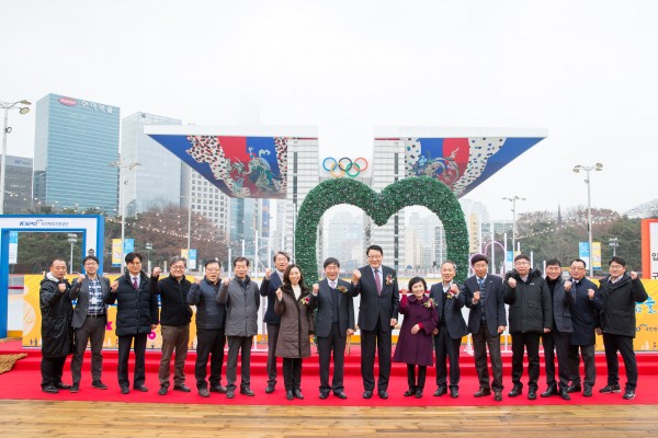 올림픽공원 스케이트장 개장. 조재기 이사장(가운데)과 공단 및 한국체육산업개발 임직원.