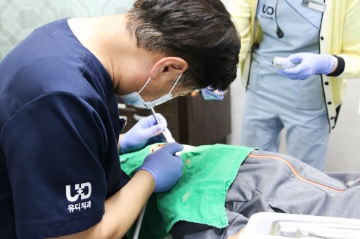유디계산치과의원 대표원장이 박 모군(12세)을 진료하고 있다. 