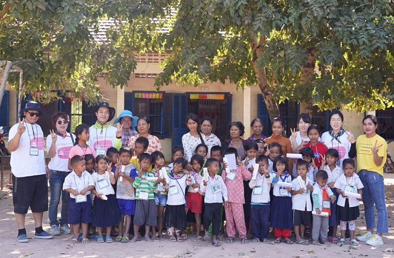 충남자원봉사센터 관리자팀이 캄보디아 반티민쩨이주 초등학교 어린이들과 기념촬영을 했다. 