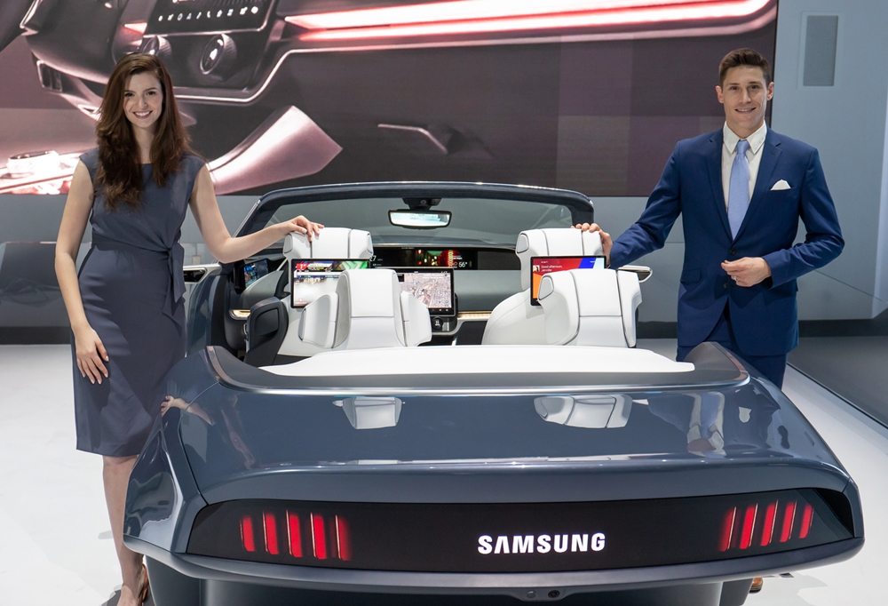 삼성전자 모델들이 엑시노스 오토 V9 기반의 차량용 ‘디지털 콕핏 2020’를 시연하고 있다. [사진=삼성전자]