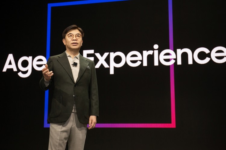 김현석 삼성전자 대표가 CES 2020 기조연설을 통해 '경험의 시대' 를 주도할 삼성전자의 최신 기술과 제품을 설명하고 있다. [사진=삼성전자]