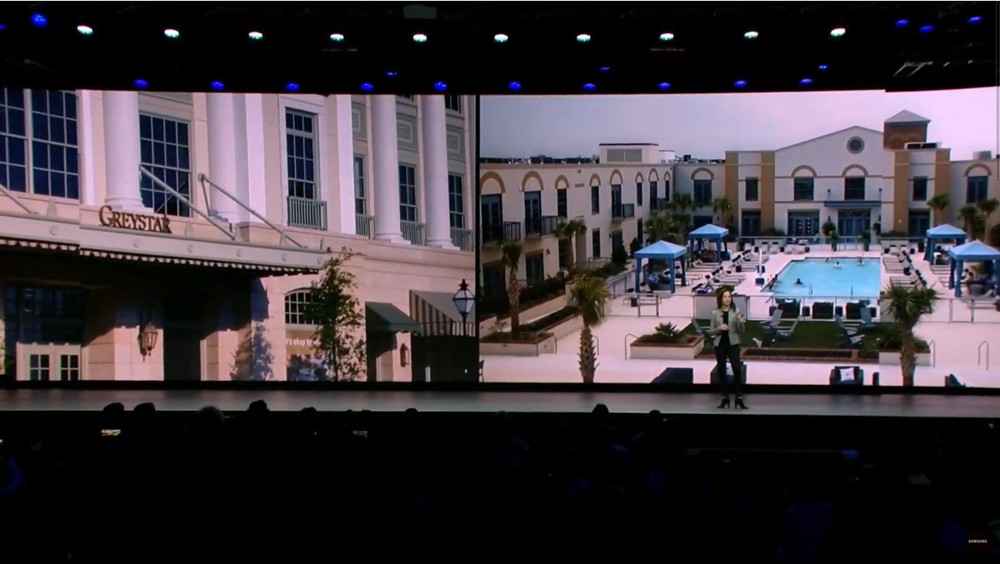에밀리 베커 전무가 그레이스타 건물에 적용된 삼성의 홈 IoT 사례를 소개하고 있다. [사진=삼성전자]