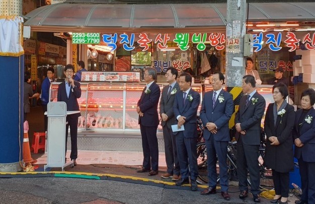윤완수 웹케시 부회장이 지난해 11월 서울 마장도 전통시장에서 열린 제로페이 활성화 행사에 참석해 인사말을 하고 있다. 