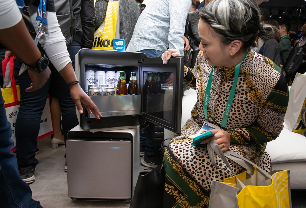 CES 2020 개막일인 7일(현지시간) 삼성전자 전시관에서 관람객들이 소형 냉장고 큐브 시리즈를 살펴보고 있다. [사진=삼성전자]