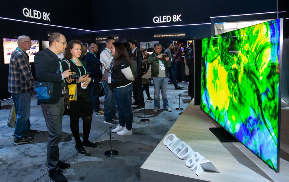 CES 2020 개막일인 7일(현지시간) 삼성전자 전시관에서 관람객들이 QLED 8K의 생생한 화질을 감상하고 있다. [사진=삼성전자]