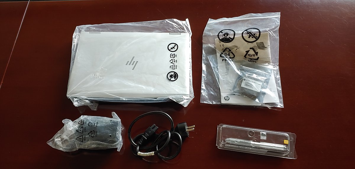 (왼쪽 위부터 시계방향대로) ▲본체 ▲제품설명서 및 USB A to C 케이블 동봉 봉투 ▲HP 액티브 펜 ▲USB-C 전원어댑터 및 케이블